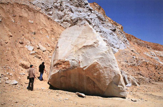 Illustration for article titled How does one drive a 340-ton boulder into Los Angeles?